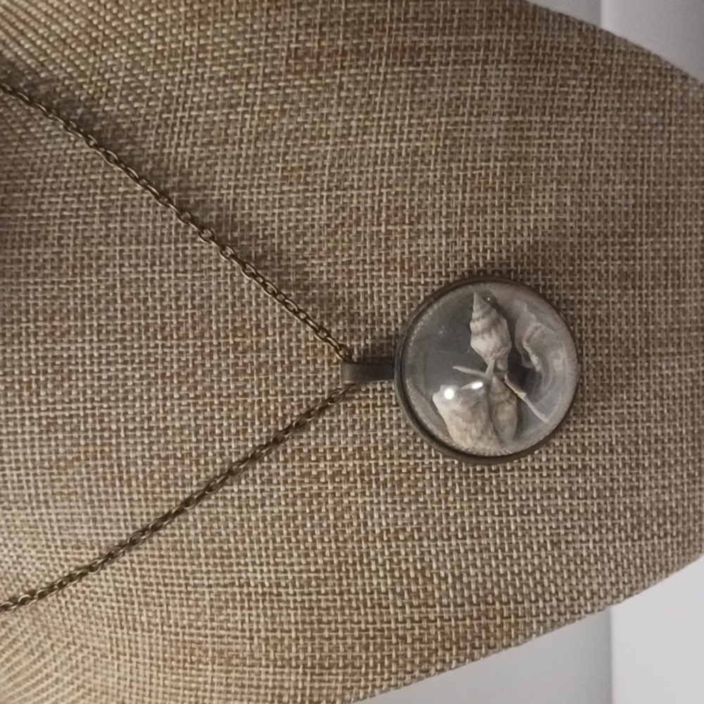 Seashell/Black Sand Pendant Chain Necklace